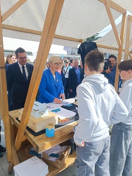 chillo je svojo rolkico podaril predsednici države 1